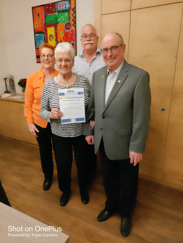 Ehrenmitglieder Renate und Manfred Höpfinger mit den beiden Vereinsvorsitzenden IMG 20240320 194246 (2) (1)